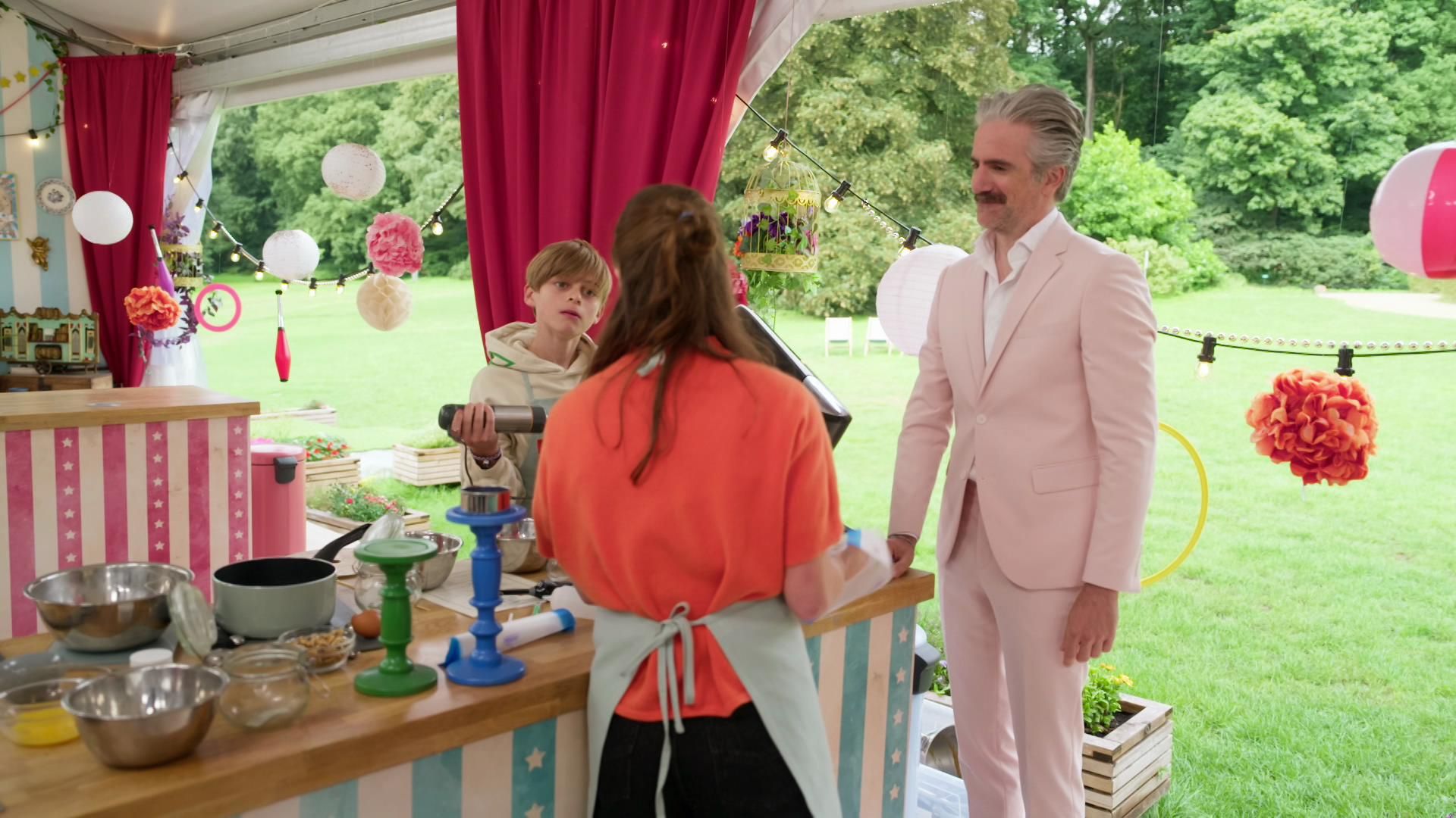 Halve finale zorgt voor romantiek in de baktent: "Hoe lang zijn jullie al samen?"