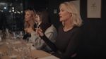 Tijdens wine tasting in Durbuy heeft Amy een duidelijke voorkeur qua wijn: "Ik hou van houterige witte wijn."